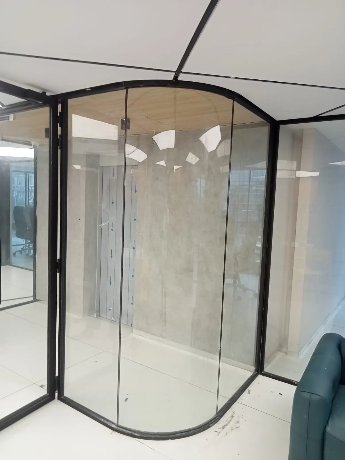 Hotel style luxury bathroom glass partition