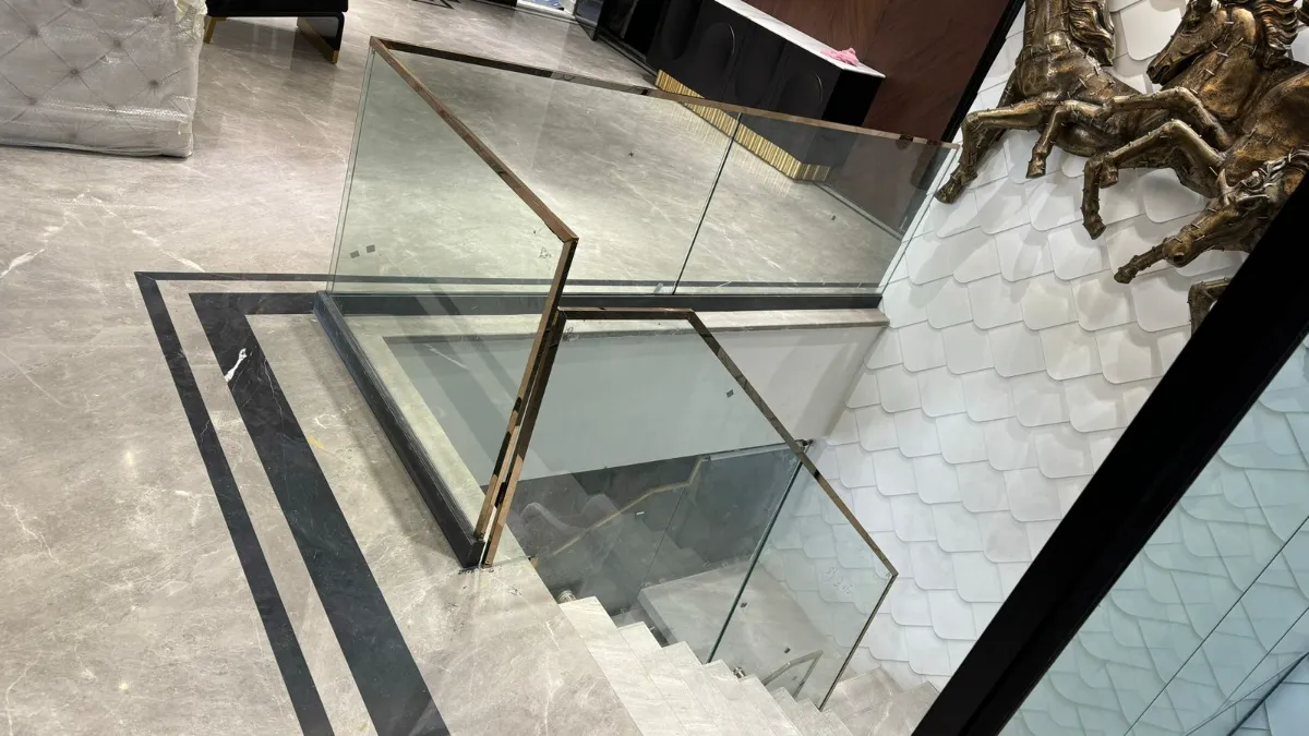 Apartment balcony railing thumbnail